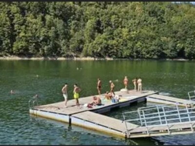 Lacul Văliug cu pontonul pe care se făcea plajă